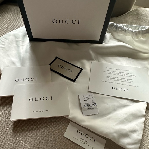 Gucci GG MARMONT MATELASSÉ SMALL SHOULDER BAG - Picture 10 of 12